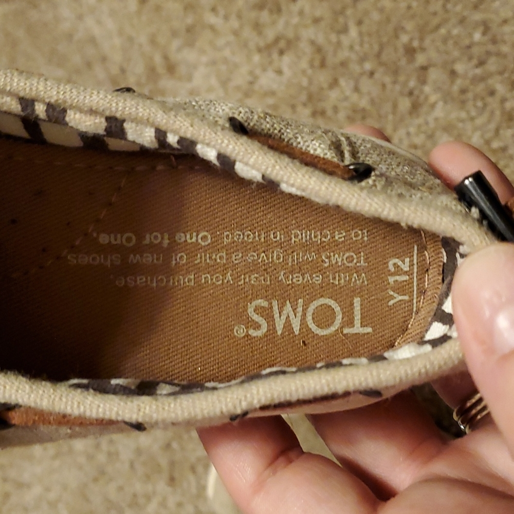 TOMS - Picture 2 of 4
